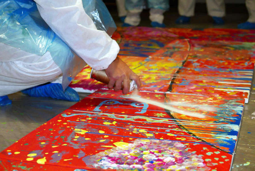 Action Painting Workshop für Unternehmen mit farbenfrohem Teamkunstwerk
